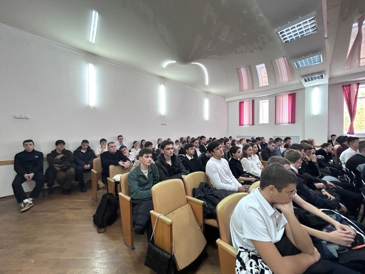 Обучающиеся 9-11 классов встретились с представителями Ярославского военного училища..